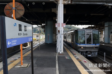 嵯峨野線の園部駅に到着した「U@tech」試験列車
