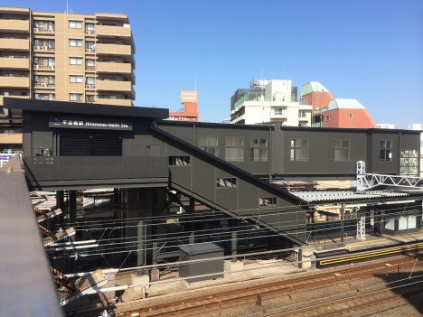 新しいデザインを適用した平沼橋駅