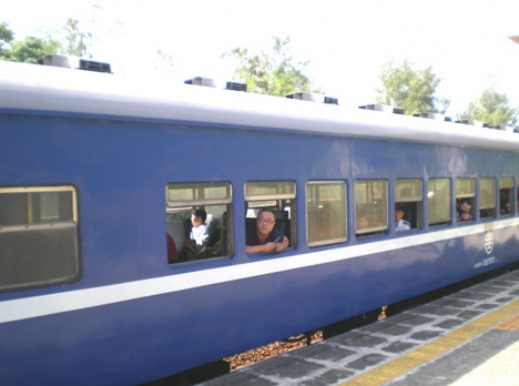 台鉄“普快車”の客車（画像提供：京急電鉄）