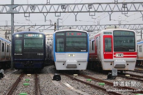 相鉄「9000系」リニューアル車と従来車の並び