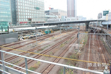 新宿駅前広場から電車が一望！