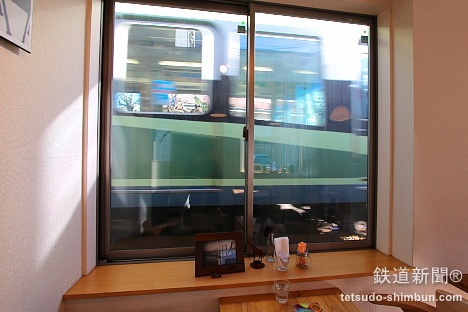 江ノ電が目の前に見えるカフェ