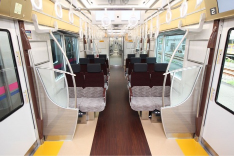 京王電鉄の新型車両「5000系」クロスシート（座席指定列車時）