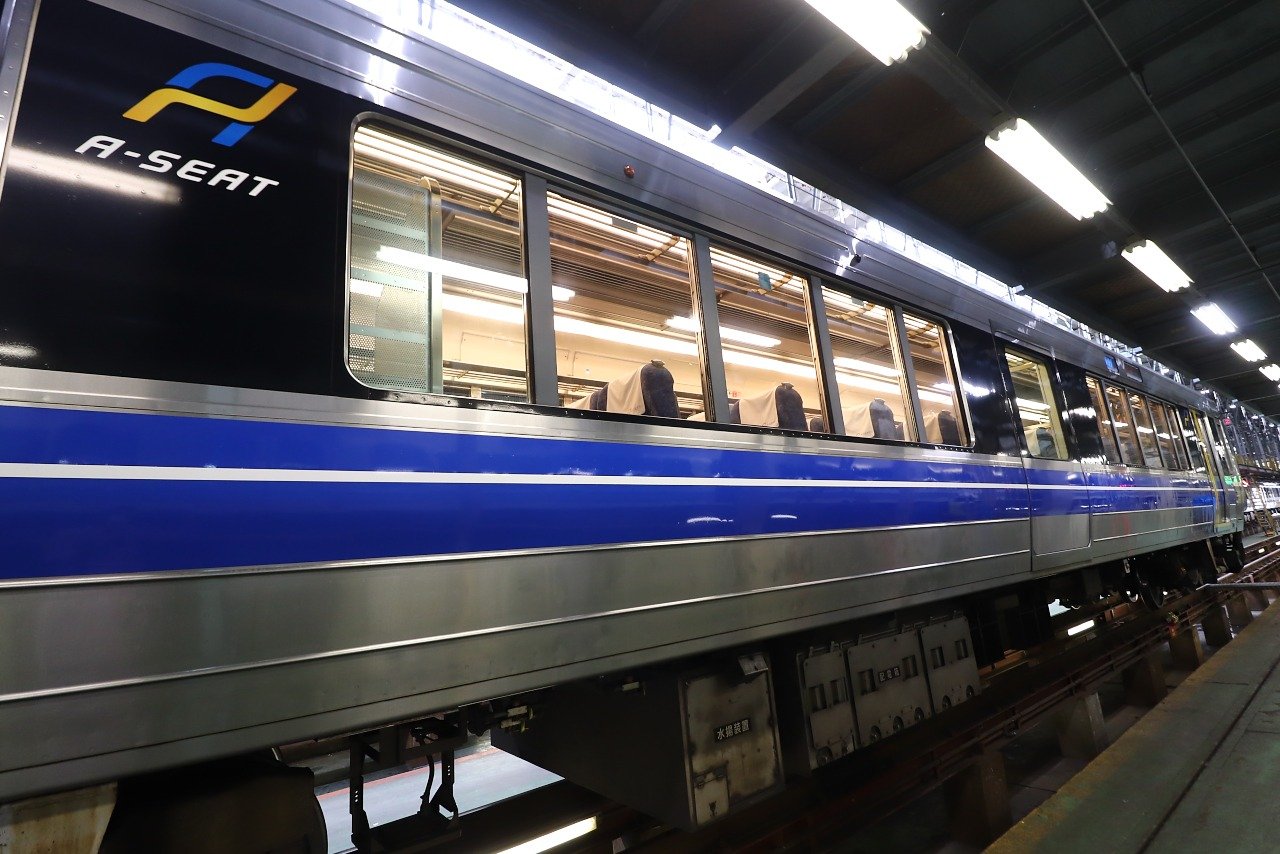 JR西日本の「新快速」運行50周年 3車種が並ぶ 話題 鉄道新聞